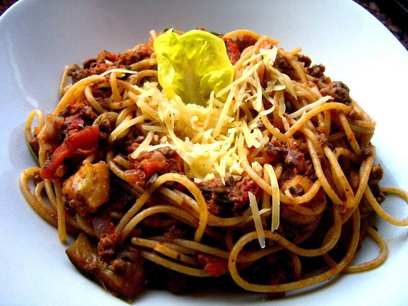 Spaghetti z wołowiną w sosie własnym z pomidorami i bakłażanem.