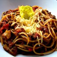 Spaghetti z wołowiną w sosie własnym z pomidorami i bakłażanem.