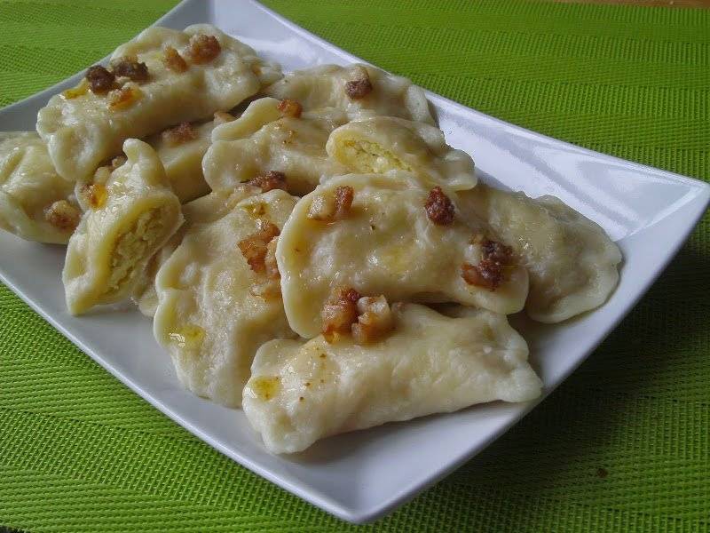 Pierogi ruskie okraszone boczkiem