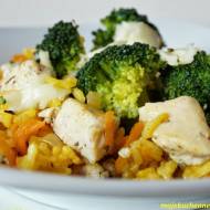 Zapiekanka z żółtym ryżem, kurczakiem i brokułami