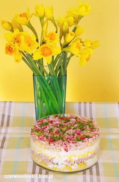 Wiosenna sałatka z szynką, szczypiorkiem i rzodkiewką