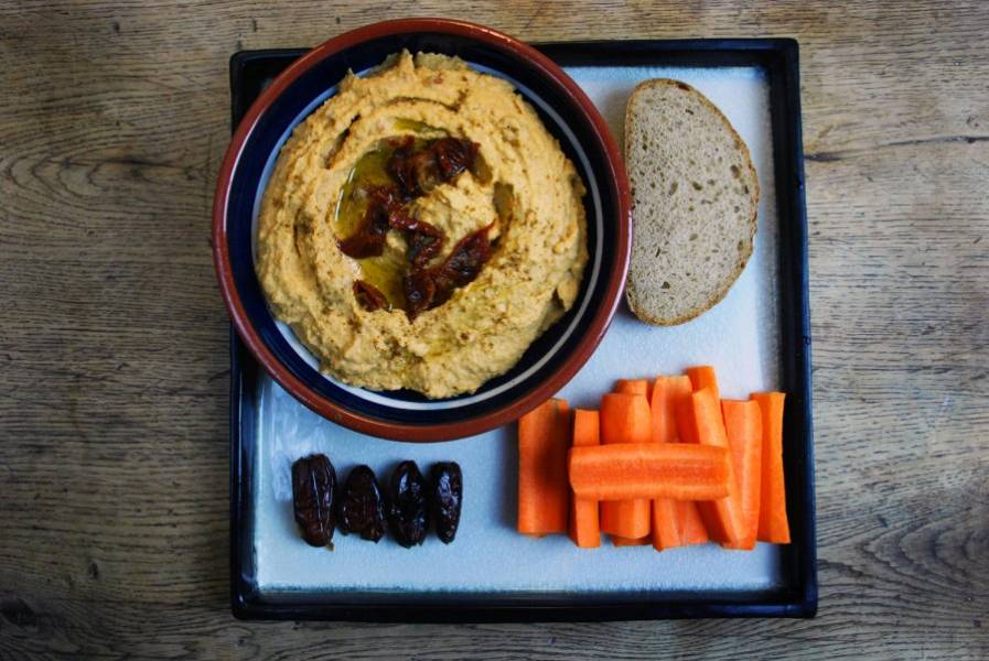 Hummus z suszonymi pomidorami i rozmarynem