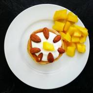 Cynamonowe placuszki z mango, jogurtem naturalnym i migdałami