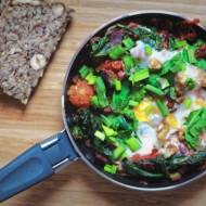 Śniadanie z jajem. Czyli jajko na szpinaku, pomidorach i cebuli, z orzechami włoskimi, awokado i pietruszką.