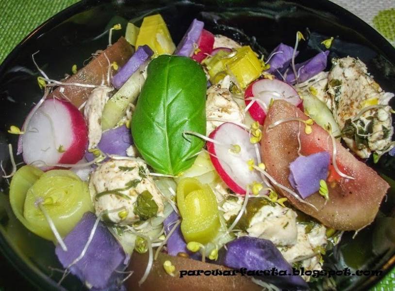 Wiosenna sałatka mięsno - warzywna z parowaru