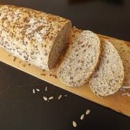 Chleb pszenno razowy ze słonecznikiem i siemieniem lnianym