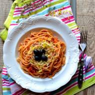 Spaghetti Napoli z czarną oliwką i kiełkami rzeżuchy.