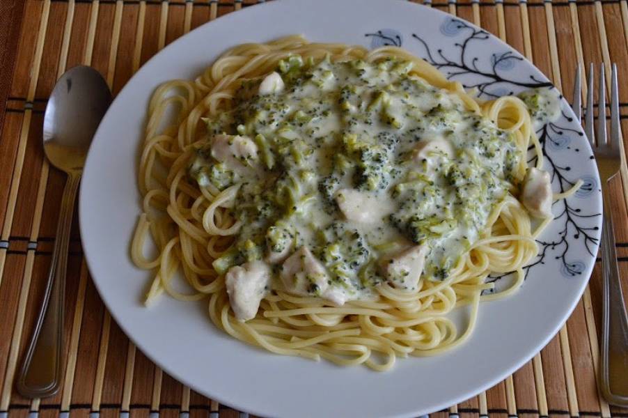 Spaghetti serowo-brokułowe