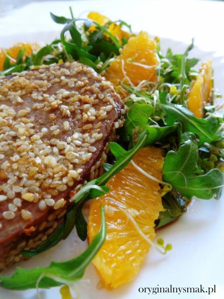 Stek z tuńczyka w sezamie z sałatką z rukoli i pomarańczy