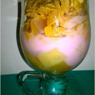 Tropikalne śniadanie w wiśniowo-truskawkowej polewie, czyli zacznijmy dzień od ananasa