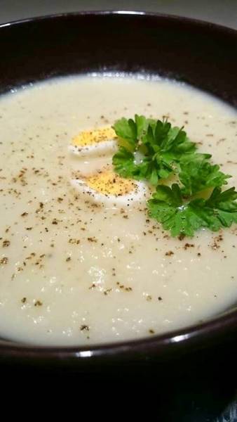 Chrzanowa zupa krem z przepiórczym jajem i natką pietruszki