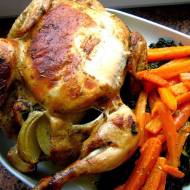 Kurczak pieczony podany z jarmużem i karmelizowaną marchewką z rozmarynem.