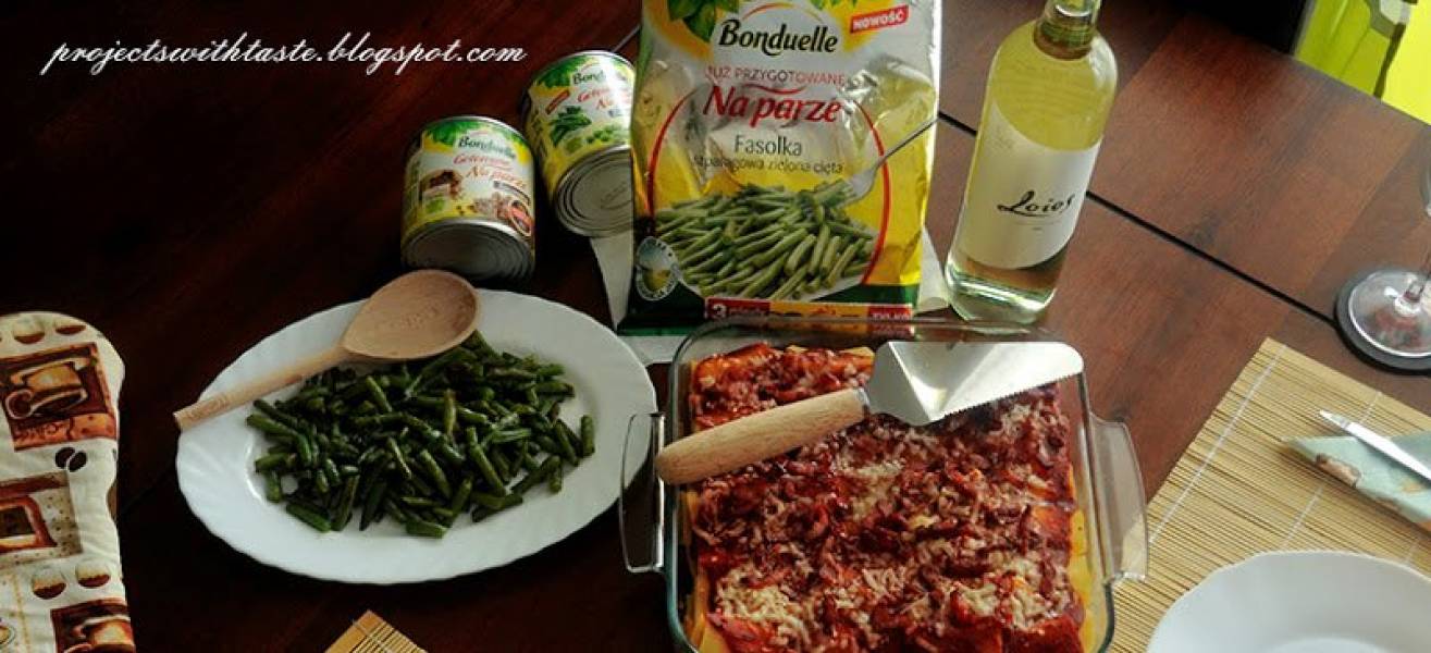 Makaron z kurczakiem, warzywami w sosie pomidorowym oraz z fasolką / Pasta with chicken, vegetables in tomato sauce and string-b