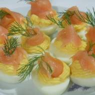 Jajka faszerowane z majonezem i łososiem