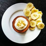 Żytnie pancakes czekoladowe z jogurtem naturalnym i bananami