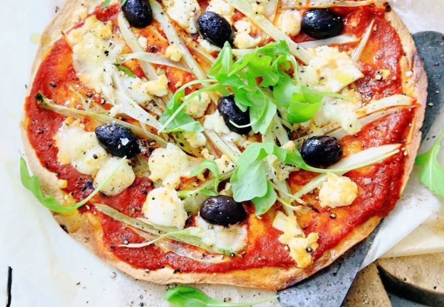 Domowa włoska pizza z pieca na cienkim cieście