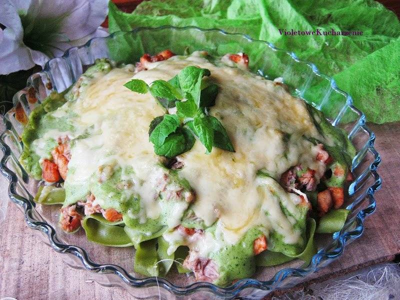 Szpinakowe tagliatelle z kurczakiem i tuńczykiem w brokułowym beszamelu