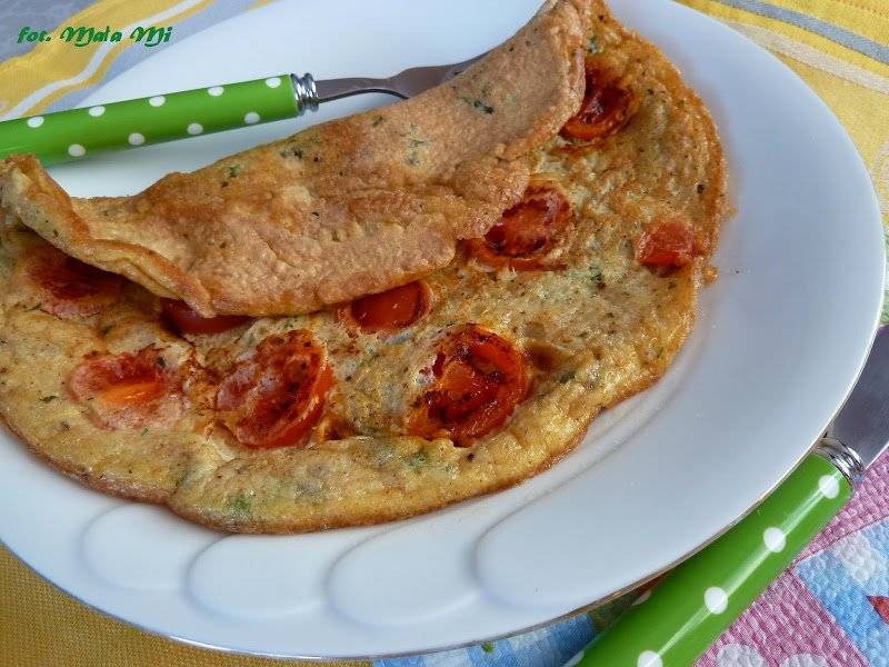 Omlet z pomidorkami koktajlowymi