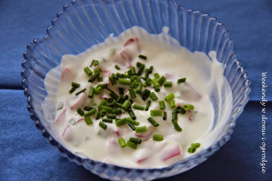 Wiosenny jogurtowy sos-sałatka np. do pieczonych ziemniaków