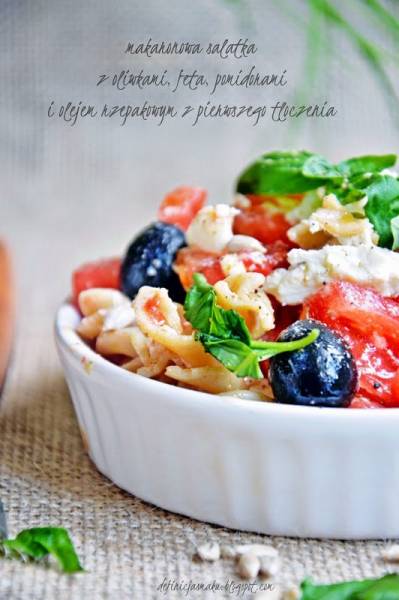 Makaronowa sałatka z oliwkami, feta i pomidorami