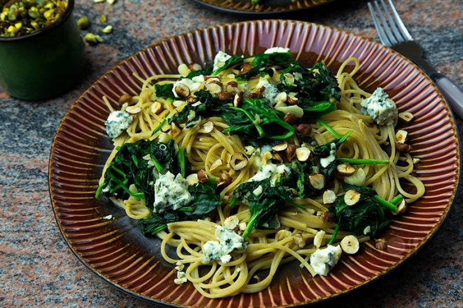 Spaghetti razowe ze szpinakiem, czosnkiem, orzechami laskowymi i gorgonzolą