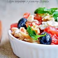 Makaronowa sałatka z oliwkami, feta i pomidorami