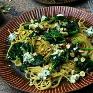 Spaghetti razowe ze szpinakiem, czosnkiem, orzechami laskowymi i gorgonzolą