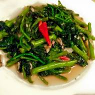 Szpinak cejloński stir fry , krótko smażony po tajsku. Stir fry ceylon spinach.