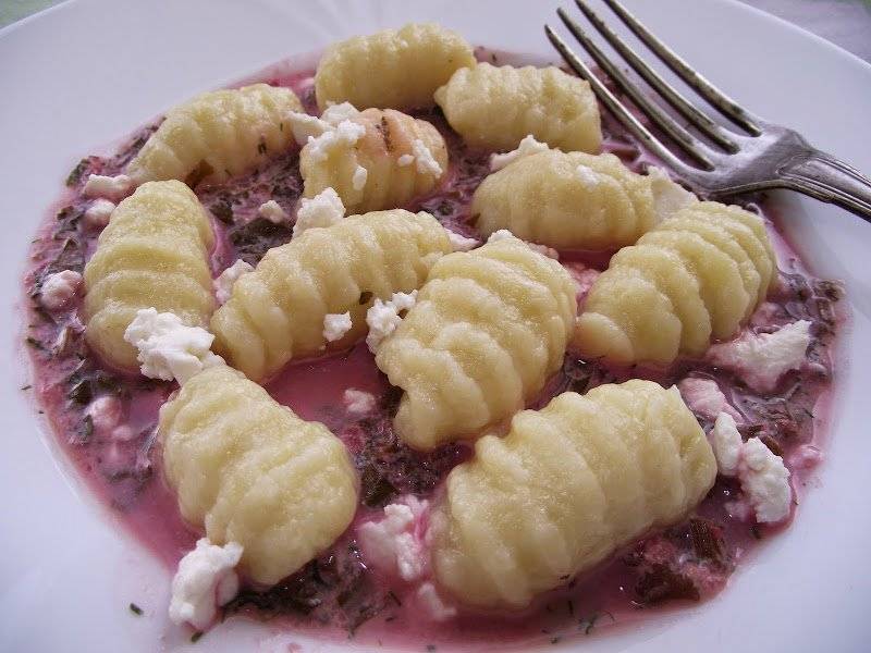 Gnocchi w botwinkowym sosie.