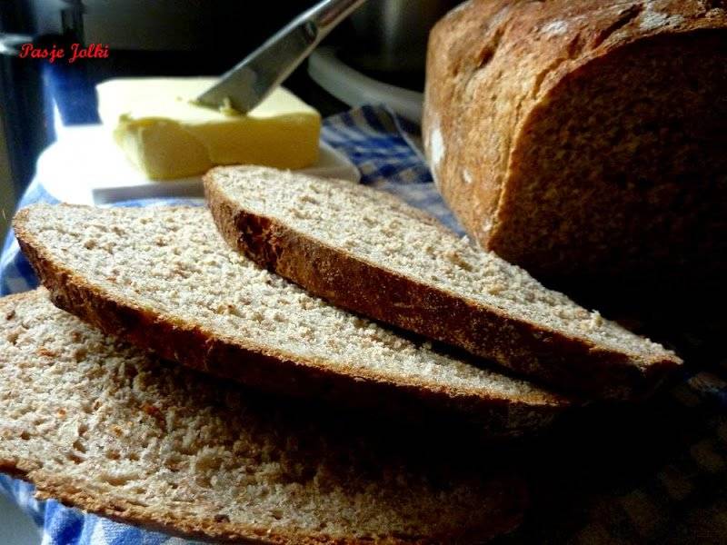 Chleb na zakwasie pieczony w naczyniu żaroodpornym