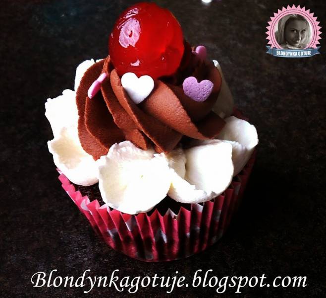 Cupcakes Blondynki, czyli Czekoladowe z Ganache, Kremem Śmietankowym i Wisienką