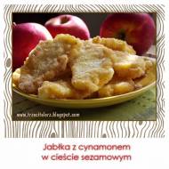 Jabłka z cynamonem w cieście sezamowym