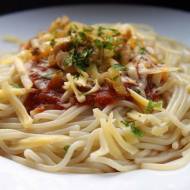 Spaghetti z sosem pomidorowym i grillowanym kurczakiem