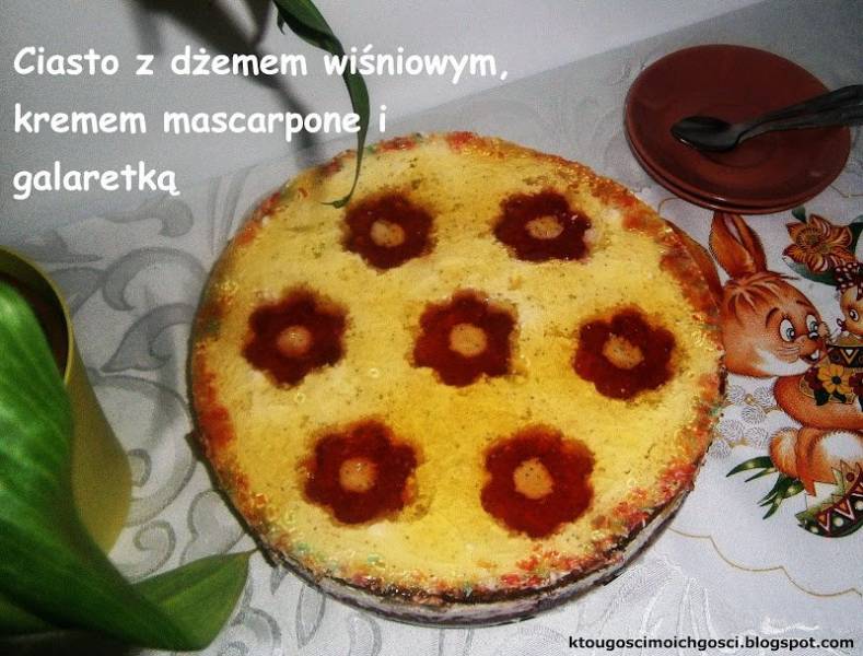 Ciasto z dżemem wiśniowym, kremem mascarpone i galaretką