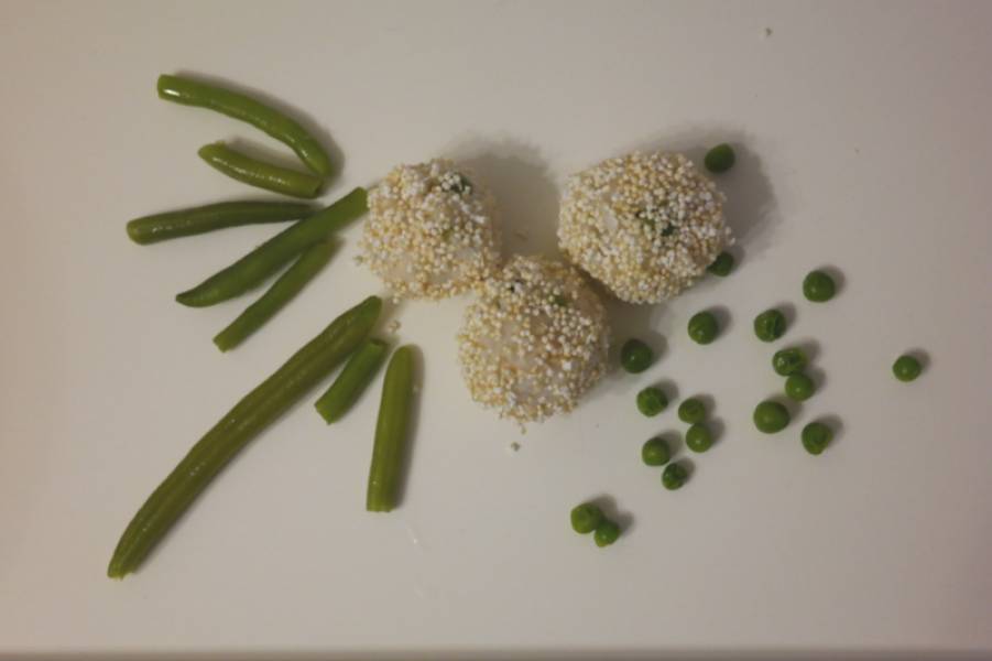 Kuleczki ryżowe z łososiem i zielonym groszkiem.