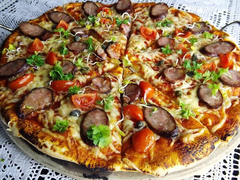 Pizza z kiełbasą wędzoną na grillu