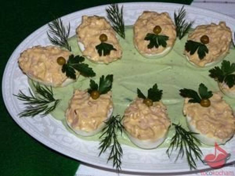 Jajka faszerowane szynką w zielonym sosie