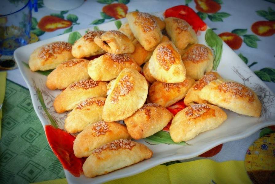 Krucho-drożdżowe pierożki pieczone, z konfiturą- malina z pigwą