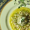 Jaglane pulpety z jarmużem na owocowej chmurze