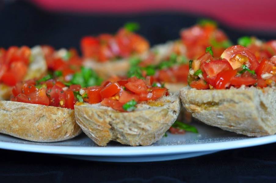 Bruschetta z pomidorami i bazylią.