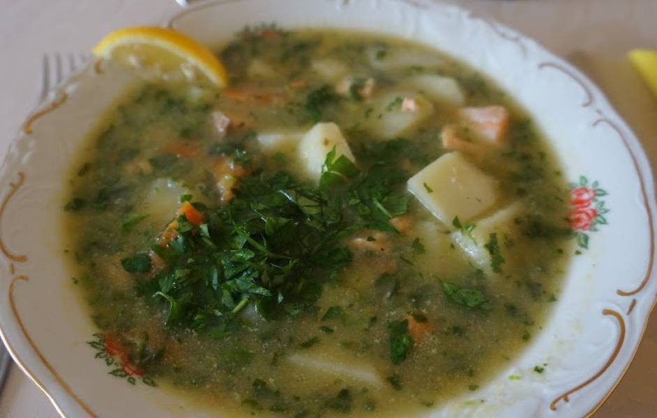 Orientalno warzywna zupa z porów z łososiem