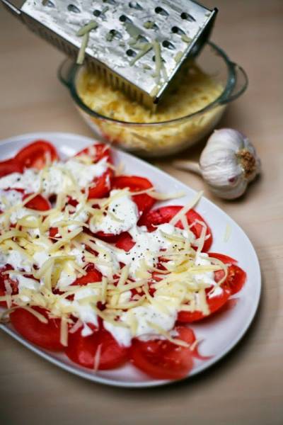 Pomidory w sosie czosnkowym oraz żółtym serem/ sezon grillowy