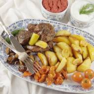 Wołowina zapiekana z warzywami na patelni, z zasmażanymi buraczkami i sosem koperkowym