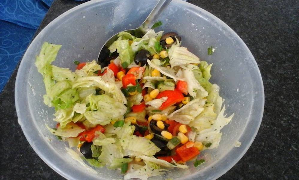 Lekka salatka z salaty lodowej 