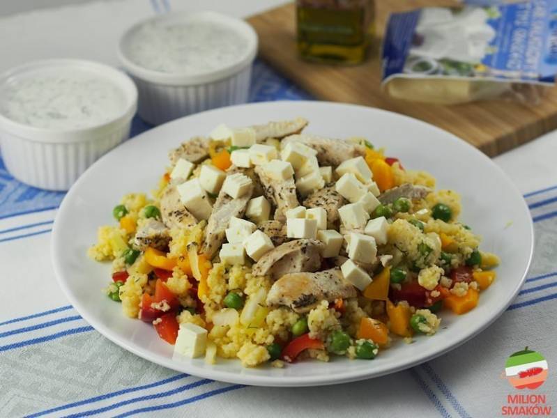 Kurczak z kuskusem i warzywami po grecku