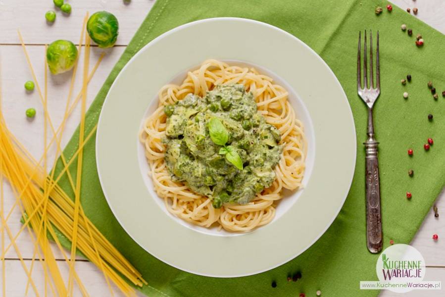 Makaron spaghetti w zielonym sosie śmietanowym z warzywami