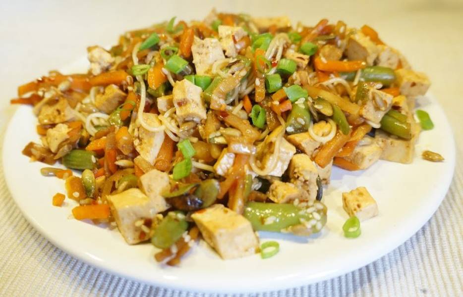 Makaron z warzywami i tofu