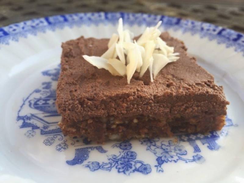 Tofurnik: ciasto z migdałowo-daktylowym spodem oraz mocno czekoladową górą