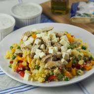Kurczak z kuskusem i warzywami po grecku