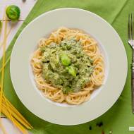Makaron spaghetti w zielonym sosie śmietanowym z warzywami